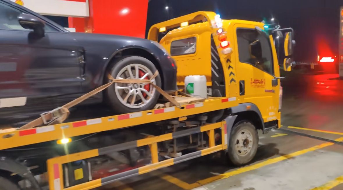 玉树行车途中遇到突发状况该如何呼叫道路救援？